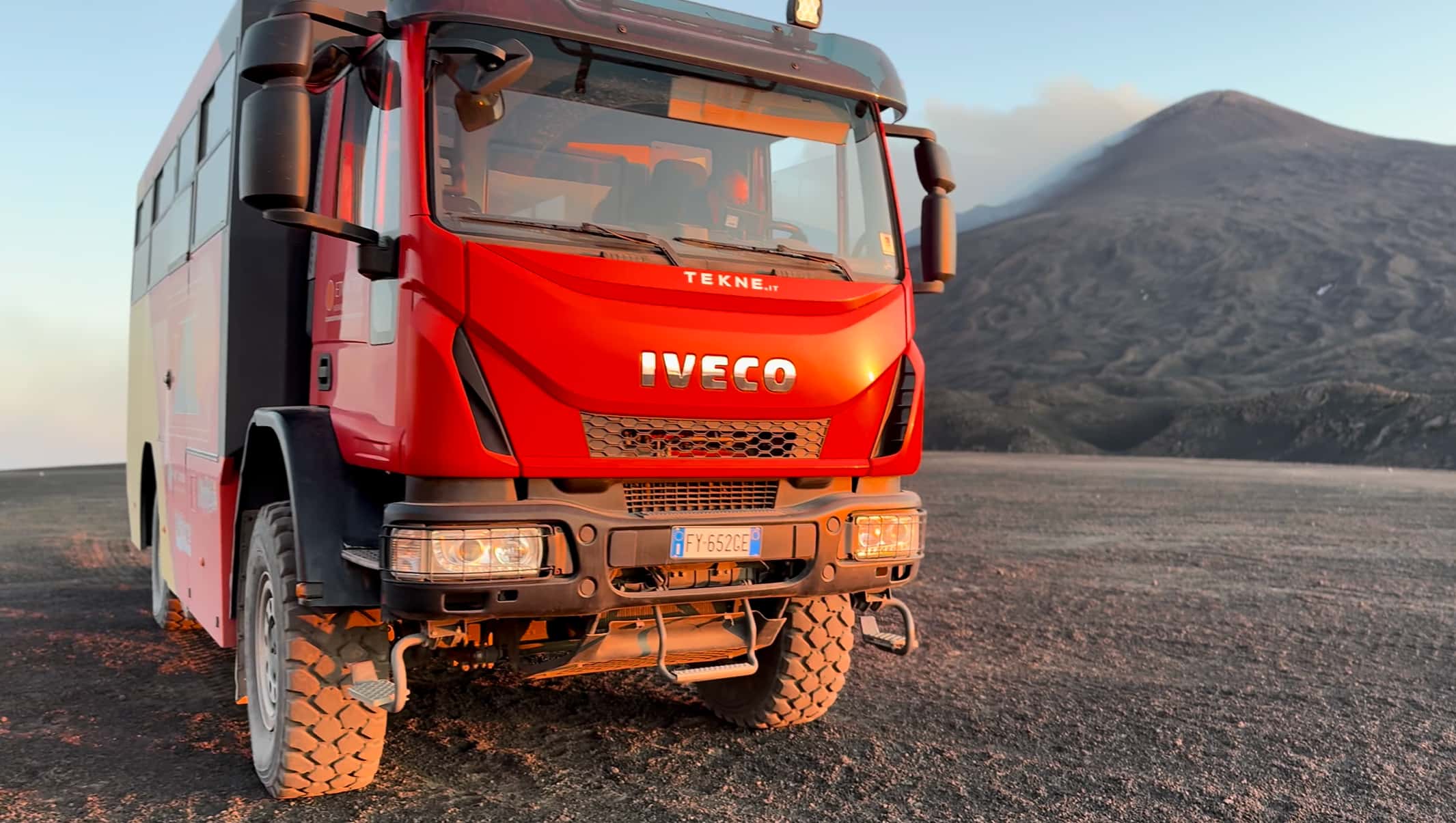 Il bus 4x4 sul deserto di cenere durante la salita verso i crateri