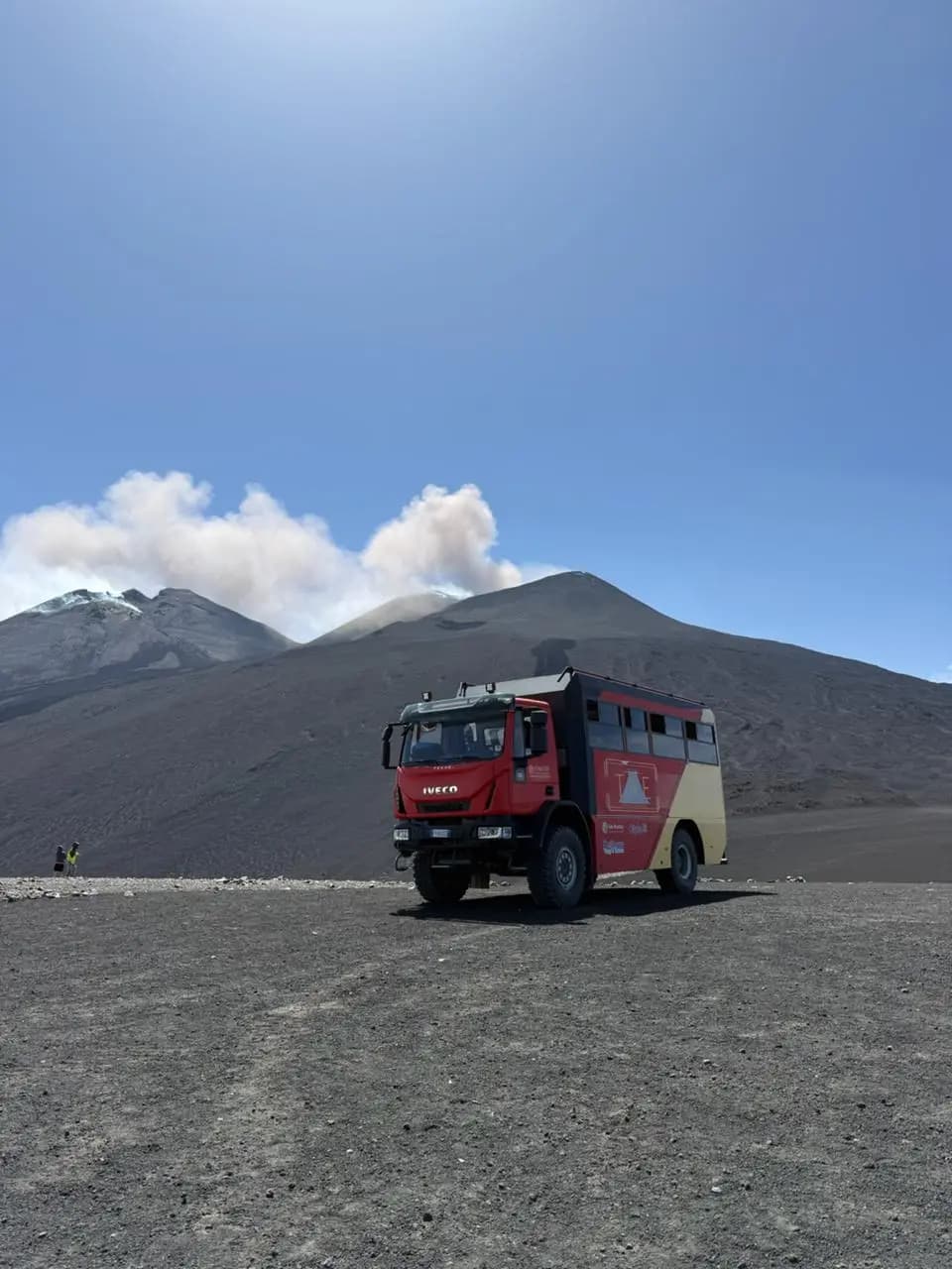 Le bus 4x4 sur le désert de cendre, avec le panache des cratères sommitaux en arrière-plan