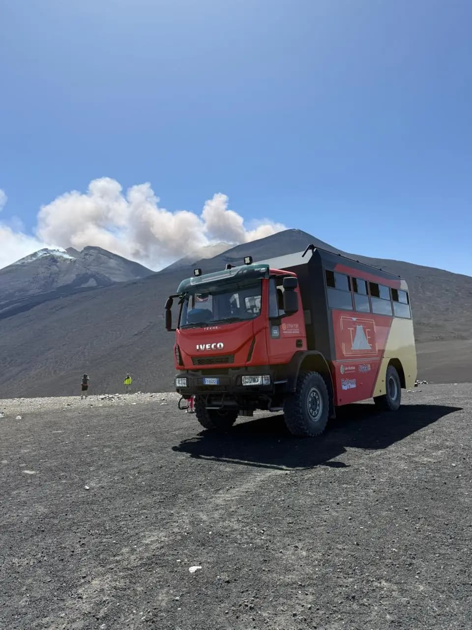 Il bus 4x4 fermo in quota davanti ai crateri sommitali in attività