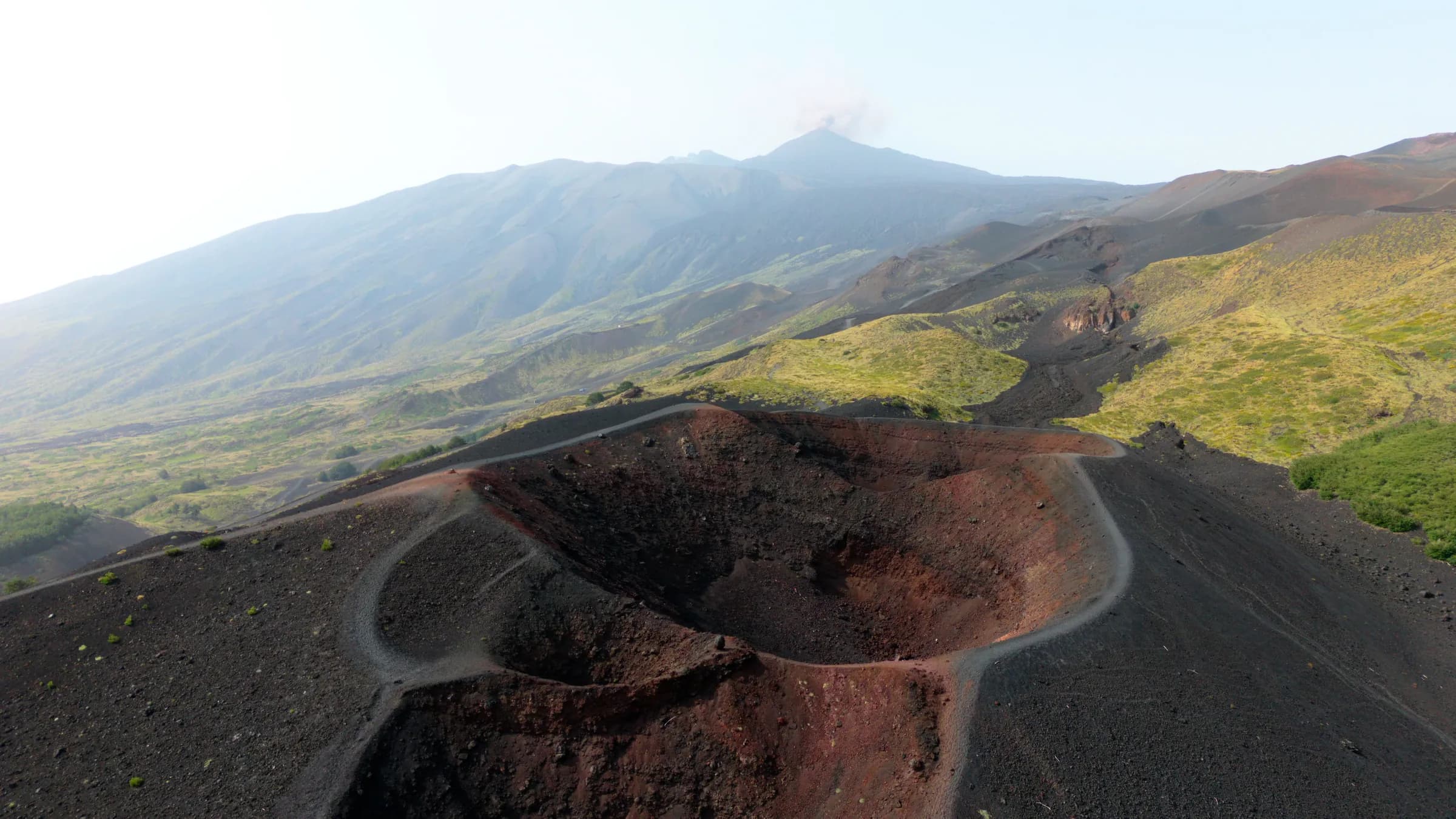 I crateri del 2002 dall'alto, con la vetta dell'Etna all'orizzonte
