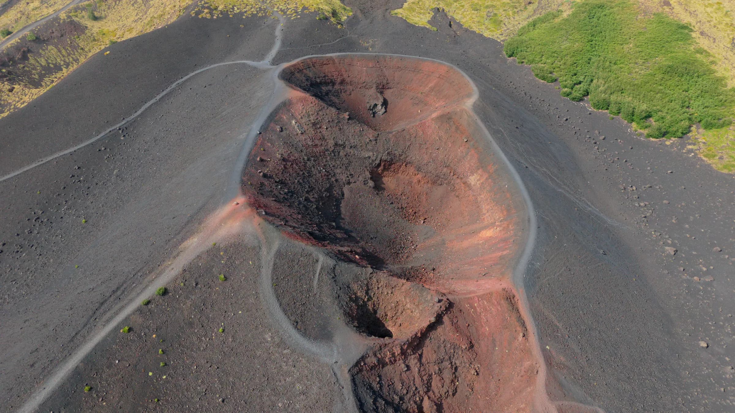 Un cratere del 2002 visto dal drone, con il sentiero che ne segue il bordo